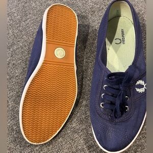 Lightweight Fred Perry flats